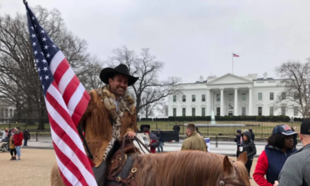 ΗΠΑ: Συνελήφθη αιρετός που ετοιμαζόταν να ταξιδέψει οπλισμένος στην Ουάσινγκτον (βίντεο)